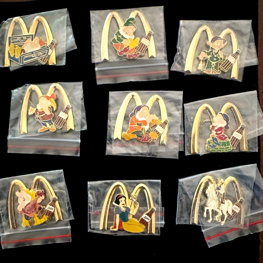 DISNEY PIN SNOW WHITE PRINCE CHARMING  &  7 DWARFS FROM McDONALDS COCA COLA SET